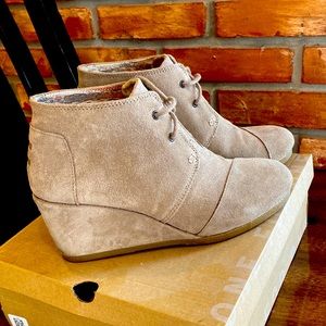 Toms size 9 women’s dessert wedge taupe suede